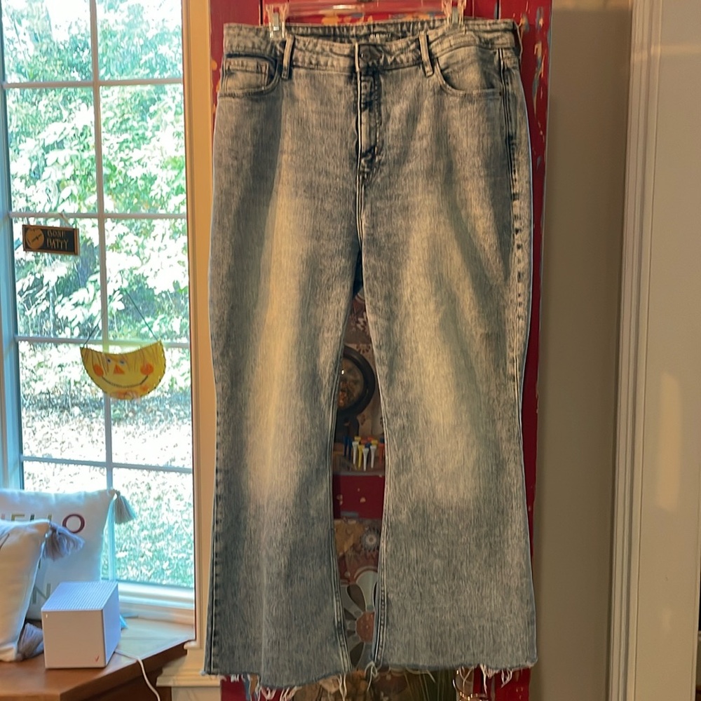 Really cool loose fitting jeans. Size 14 but fits larger like 16. Worn once.